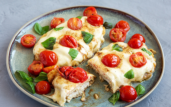 Chega de frango sem graça na frigideira: esse filé de frango caprese é suculento e muito fácil de fazer