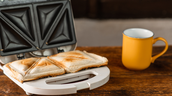 Esta é a sanduicheira que todo mundo está comprando e é perfeita para preparar o melhor misto-quente do mundo