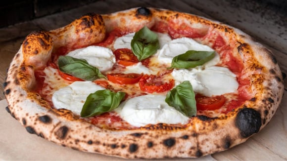 Massa de pizza ao estilo italiano leva apenas farinha de trigo, água, fermento, sal, azeite e um pouco de fécula de batata (Créditos: Shutterstock)