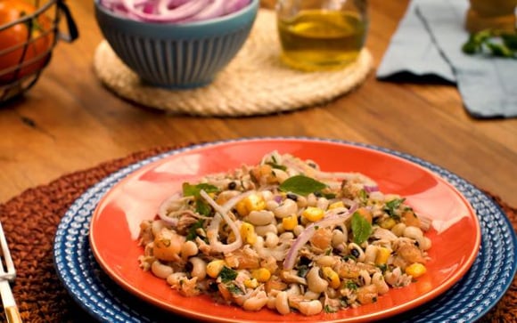 Prática, como toda salada, basta você misturar atum, feijão-fradinho, cebola roxa, tomate, milho e temperos (Créditos: TudoGostoso)