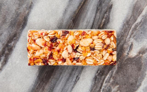 Faça sua própria barrinha de cereal para levar nos blocos (Créditos: TudoGostoso)