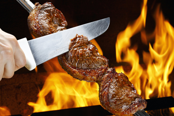 Nem limão, nem chimichurri: o ingrediente dos chefs para apimentar a carne grelhada eleva o churrasco a outro patamar