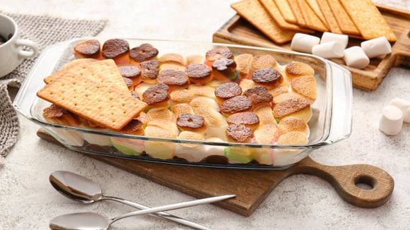 Opção prática de doce assado na travessa servido com biscoitos crocantes para mergulhar. (Foto: Shutterstock)