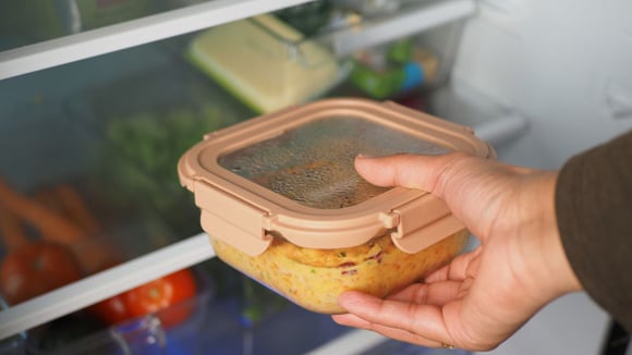 Cada tipo de alimento deve ser guardado em um lugar específico na geladeira para serem bem conservados (Créditos: Shutterstock)