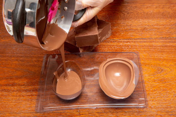 Essa é a dica de ouro para deixar o chocolate dos ovos de Páscoa com muito brilho e sem rachaduras!
