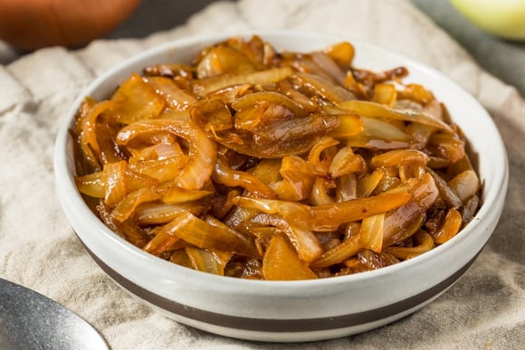 Como fazer cebolas caramelizadas perfeitas: a técnica fácil que sempre funciona