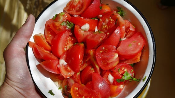 Salada de tomate carnudo com manjericão fresco (Créditos: Canva)