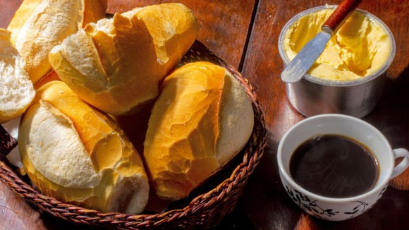 Eu como pão francês quentinho todo dia no café da manhã desde que aprendi esses 2 truques com o padeiro do meu bairro: não precisa fazer pão em casa, basta...