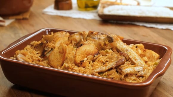 Galinhada não precisa de muitos ingredientes e todo o preparo é feito em uma panela só (Créditos: TudoGostoso)