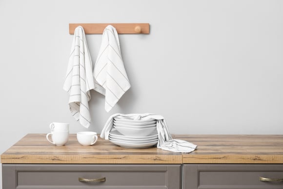 Especialistas em limpeza concordam que você deve sempre ter dois panos de prato em utilização na sua cozinha e aqui está por quê