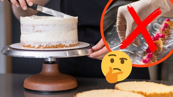 O que uma confeiteira precisa fazer com as mãos para não usar luvas ao manipular alimentos