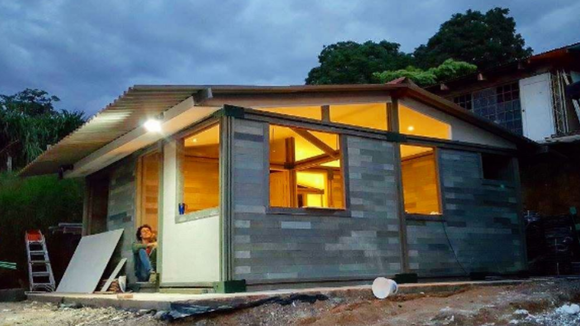 Ergueram a residência usando 850 blocos feitos com 7,5 toneladas de plástico reciclado. (Créditos: @ekojuntodecostarica/ reprodução Instagram)