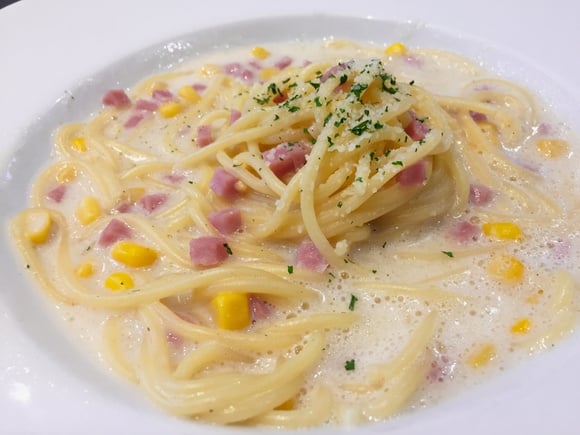 Não sobra um fio de macarrão: espaguete cremoso com bacon e milho é a receita simples que sempre surpreende à mesa