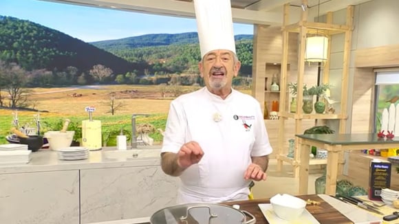 Além da alimentação, o chef também dedica um tempo do seu dia para praticar exercícios (Créditos: Reprodução / YouTube @CocinaAbiertatv)