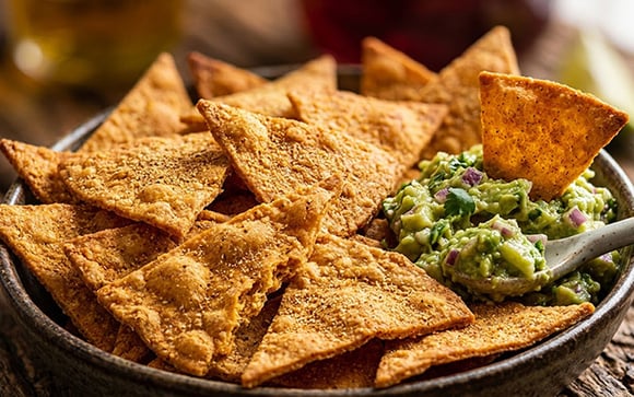 Doritos caseiro: versão feita com farinha de aveia e fubá é muito mais saudável e igualmente crocante