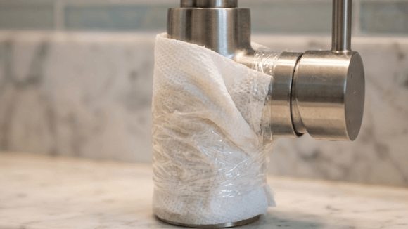 Colocar uma folha de papel-toalha com vinagre na base da torneira: TudoGostoso explica por que é recomendado e para que serve