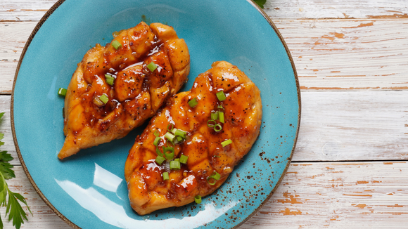 Um simples molho vinagrete de mostarda pode transformar o seu peito de frango sem graça em um jantar delicioso