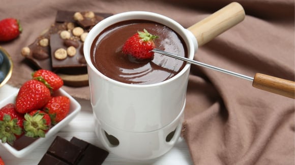 Fondue de chocolate sem álcool com morango mergulhado (Créditos: Shutterstock)