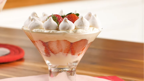 Merengue de morango servido em taça de sobremesa com camadas de fruta, creme de chantilly e suspiros (Créditos: TudoGostoso)
