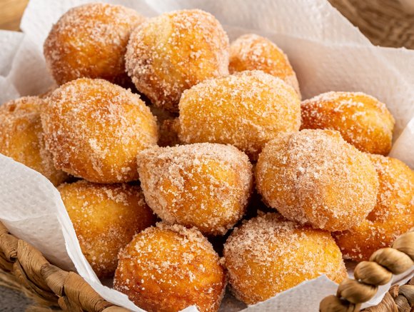 Receita de bolinho de chuva sem ovo é perfeita para o lanche de uma tarde fria; aprenda como fazer!