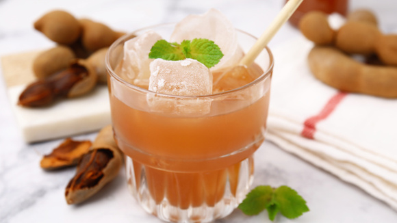 O suco refrescante que tem quase o dobro de potássio da banana: feito com uma fruta que marcou a infância de muitos