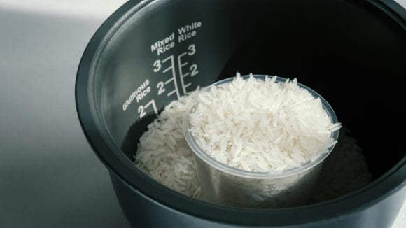 Prepare o almoço sem complicação com esta panela de arroz da Mondial por menos de R$ 130