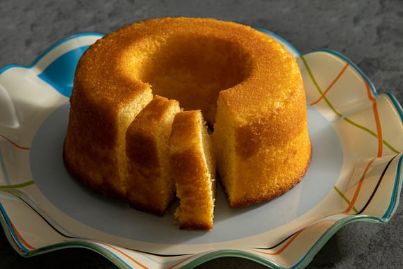 Bolo de fubá tradicional para uma tarde aconchegante com seu cafezinho: receita simples fica fofinha e leve