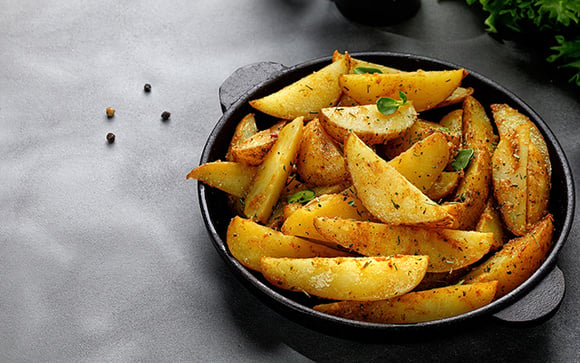 Para uma batata rústica melhor que de hamburgueria, você deve começar o cozimento em água fria, e aqui está o motivo!