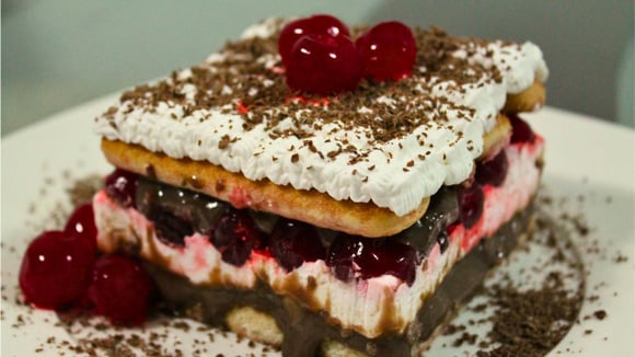 Cereja é o sabor tendência para o Natal e eu te ensino como fazer um pavê Floresta Negra de dar água na boca, vem ver a receita!