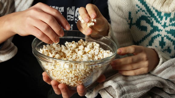 Pipoca além do cinema: entenda como ela melhora o intestino e protege sua saúde cardiovascular se você fizer do jeito certo