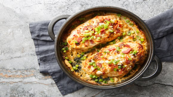 Receita com peito de frango que parece sofisticada, mas só leva ingredientes simples e é fácil de fazer