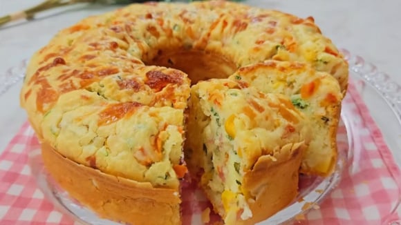 Misture todos os ingredientes e leve ao forno: TudoGostoso tem a receita de bolo salgado perfeito para o lanche