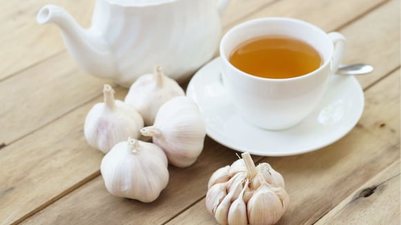 O chá de alho tem ação de expectorante, ajudando a aliviar os sintomas da gripe (Créditos: Shutterstock)