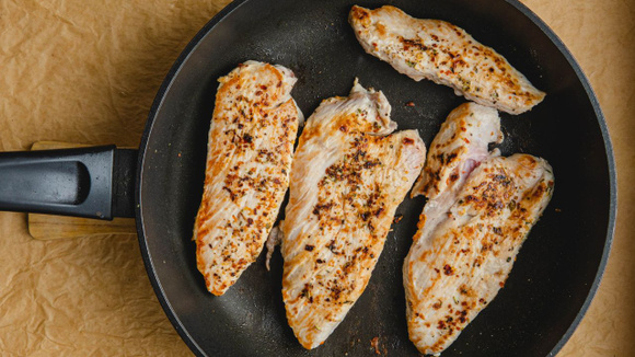 Quase todo mundo grelha o frango errado: descubra o truque dos açougueiros para deixá-lo macio