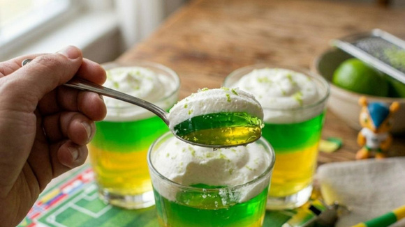 Além da gelatina, a sobremesa leva chantilly e raspas de limão para um visual ainda mais bonito (Créditos: Imagem gerada com IA)