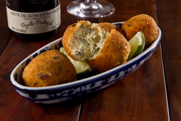 Bolinho de bacalhau é entradinha mais pedida na Quinta do Olivardo, restaurante de São Roque famoso pela comida portuguesa. (Crédito: Acervo/Quinta do Olivardo)