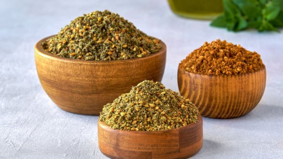 De origem árabe, o zaatar é normalmente feito com ervas, sumac e sementes de gergelim (Créditos: Shutterstock)