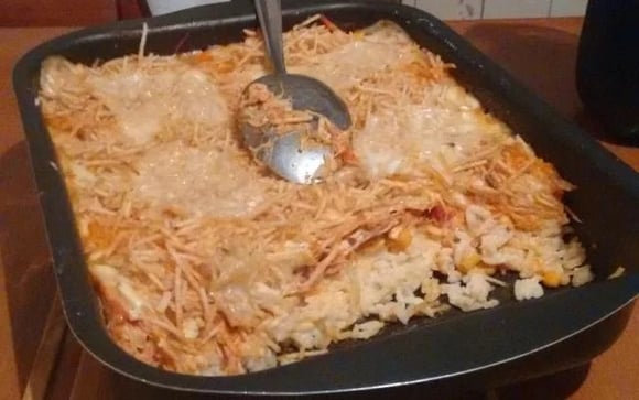 O requeijão deixa o arroz de forno mais cremoso (Créditos: TudoGostoso/Lissa Oliveira)