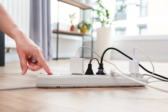 Os eletricistas repetem: nunca conecte esses 15 aparelhos em um filtro de linha