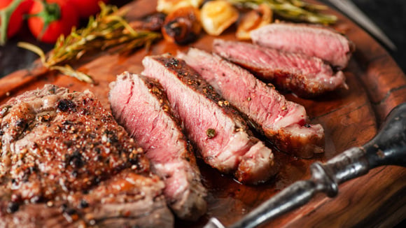 Vai fazer churrasco no feriado? Você precisa usar essa marinada na carne para deixá-la macia, suculenta e realçar o sabor