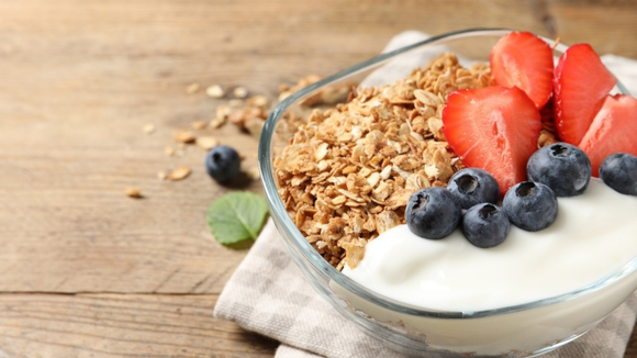 Crocante, douradinha e com um toque de mel! A granola caseira do TudoGostoso é fácil de fazer e fica deliciosa com frutas, iogurte ou até pura