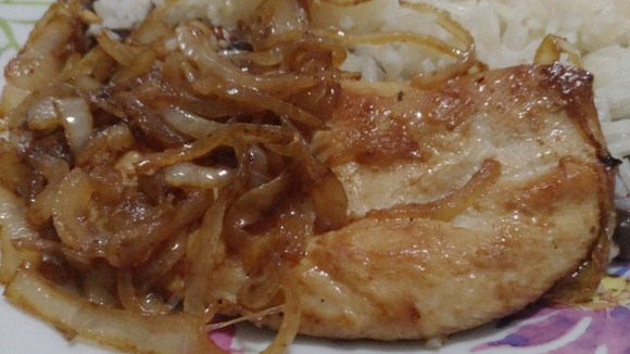 Esse filé de frango acebolado é um clássico que você precisa aprender a fazer! (Créditos: TudoGostoso/Lucas Rodrigues)