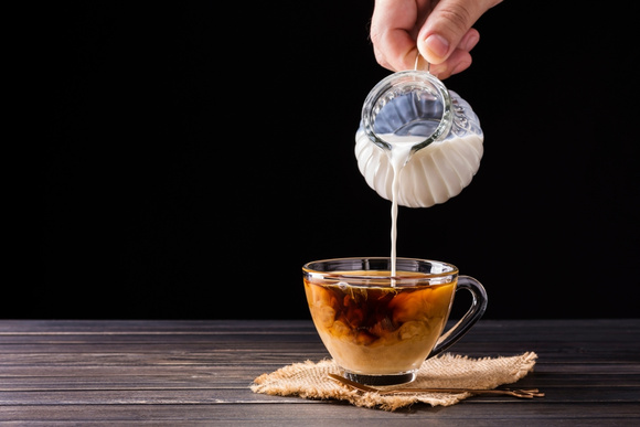 Pare agora de colocar leite no café: essa combinação anula os benefícios