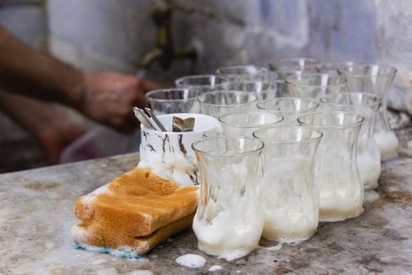Como lavar copos e taças de vidro: veja o guia do TudoGostoso para deixá-los brilhando e sem manchas de gordura
