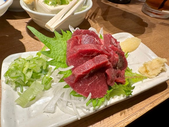 Basashi é o tradicional sashimi japonês preparado com carne de cavalo. (créditos: Shutterstock)
