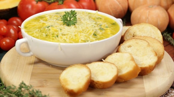 O caldo de abóbora e frango é outra junção que vai conquistar a todos! (Créditos: TudoGostoso)