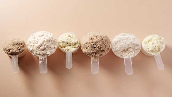 Conhecer as diferenças entre os tipos de whey evita gastos desnecessários e escolhas equivocadas. (Foto: Shutterstock)