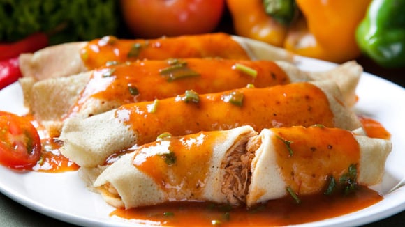 Essa receita de massa de panqueca de 2 ingredientes é a favorita da minha família: ideal para rechear com carne moída, frango desfiado ou até doce de leite!