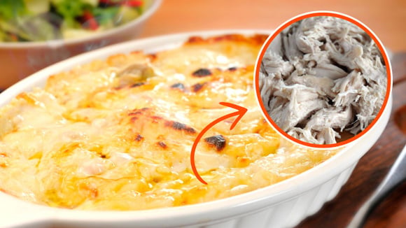 Essa é a melhor receita para fazer com peito de frango desfiado para o final de semana: rápida, fácil e muuuuito queijuda!