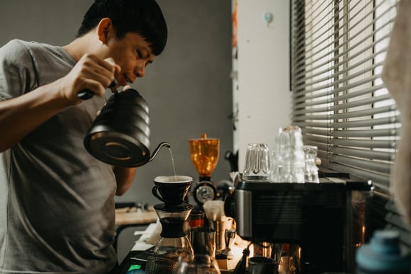 Nunca coe o café desse jeito, você perde todo o sabor do grão: barista revela as dicas para um café igual de cafeteria!